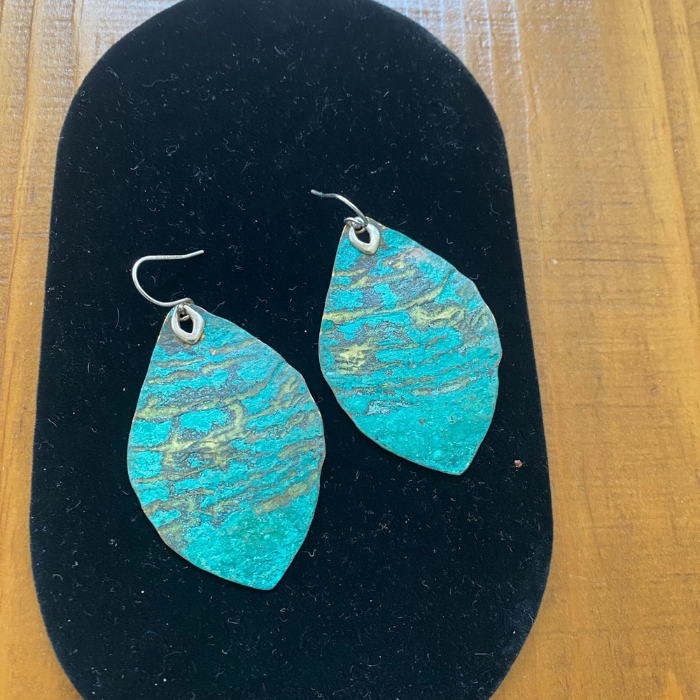 SILPADA W3071 CAYMAN EARRINGS.